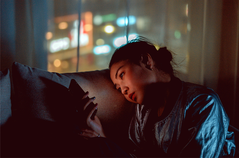 為什麼睡前玩手機會讓你徹夜難眠？一切都是「藍光」惹的禍